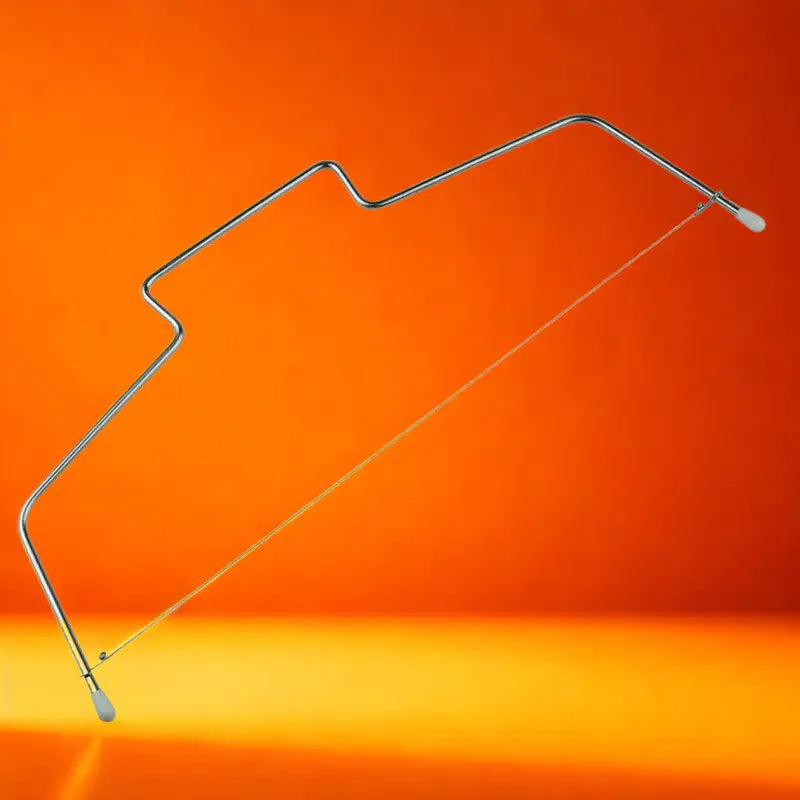 Découpe gâteau en acier inoxydable sûr fond orange