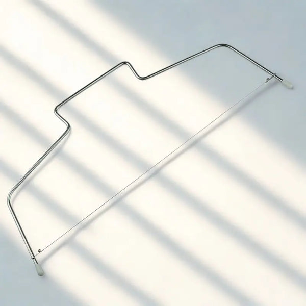 Découpe gâteau en acier inoxydable sûr fond blanc.