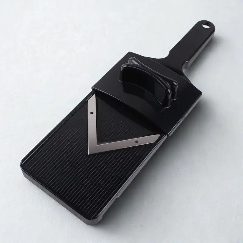 Mandoline noire sur fond blanc