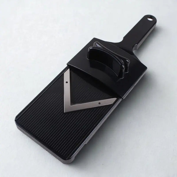 Mandoline noire sur fond blanc