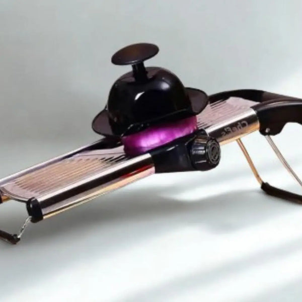 Mandoline Ajustable en Acier Inoxydable sûr fond blanc