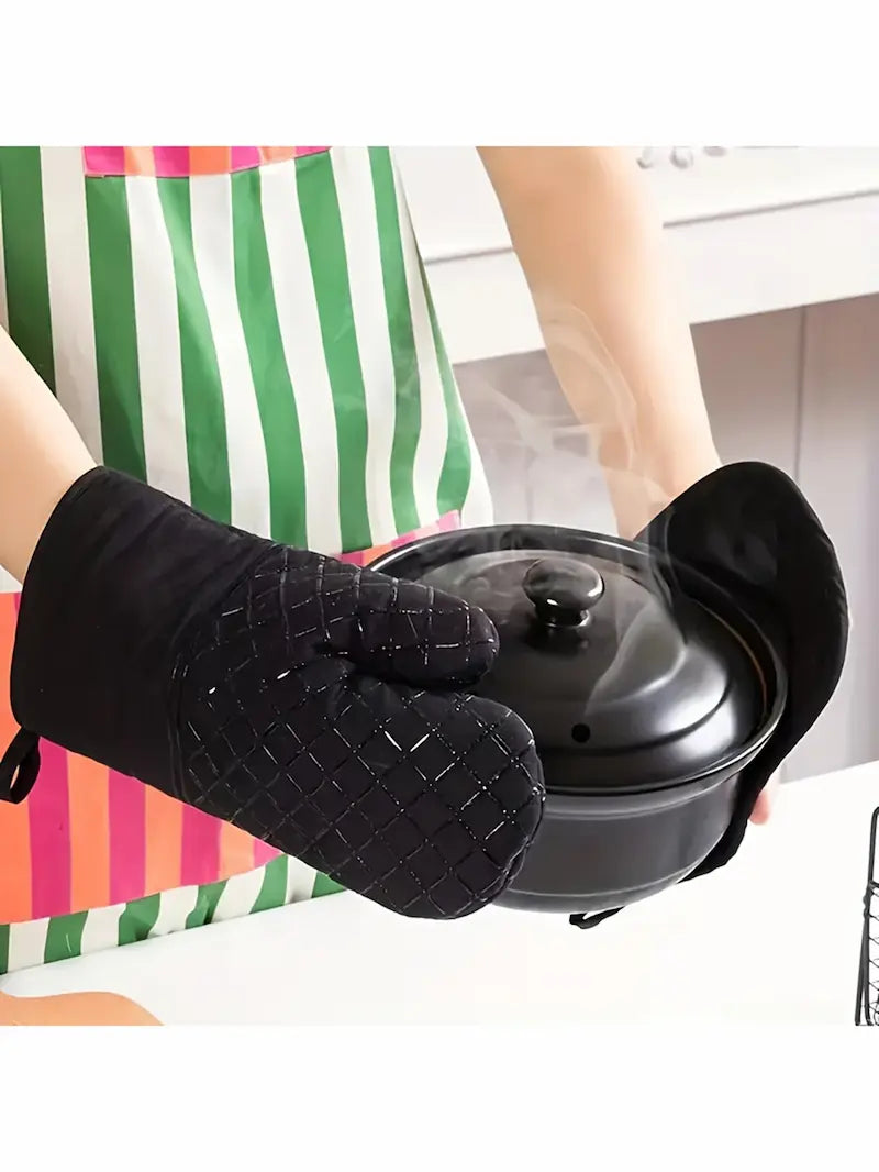 Gants noirs tiennent cocotte noire