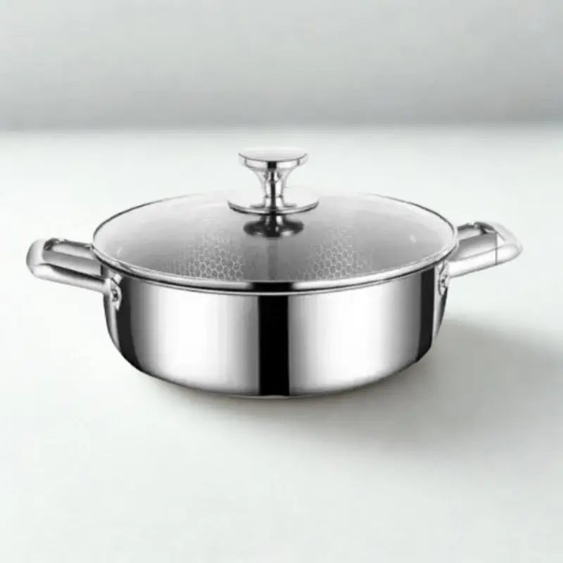 Marmite en inox sur fond blanc