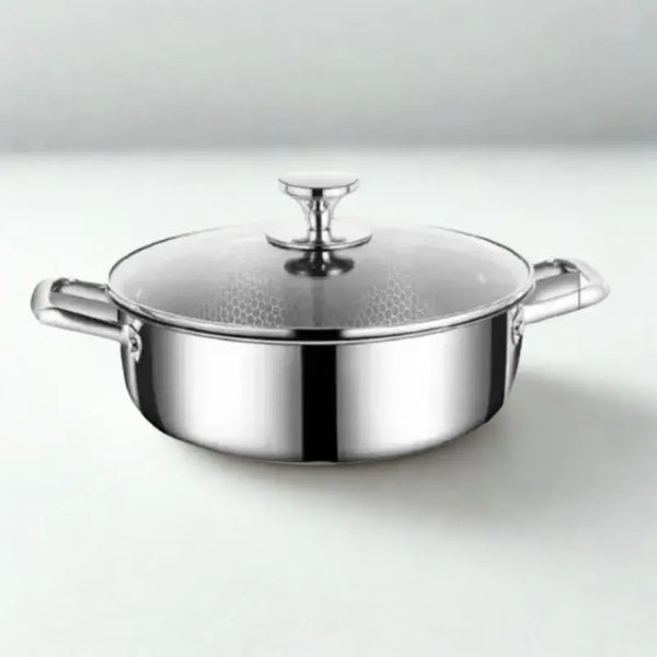 Marmite en inox sur fond blanc