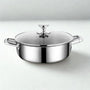 Marmite en inox sur fond blanc