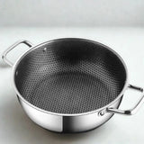 Marmite en inox sur fond blanc