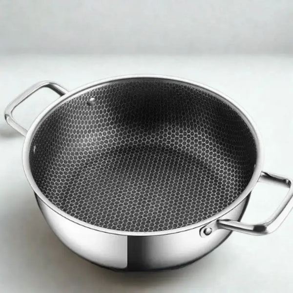 Marmite en inox sur fond blanc