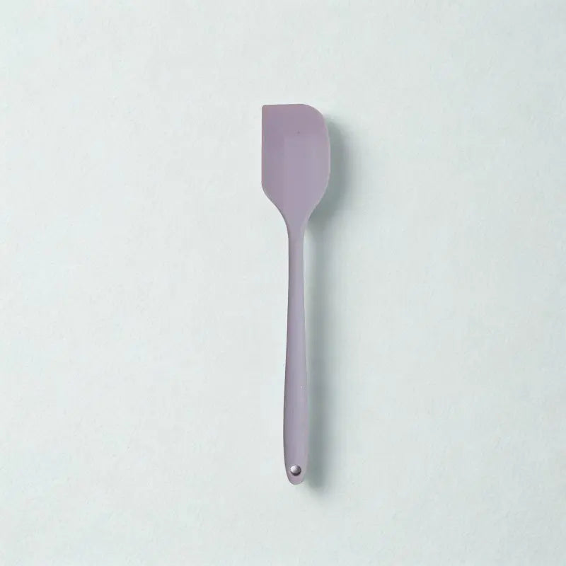 Maryse violette sur fond blanc