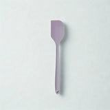 Maryse violette sur fond blanc