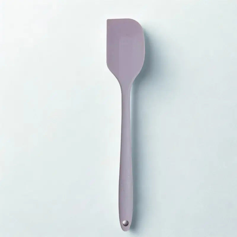 Maryse violette sur fond blanc
