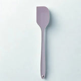 Maryse violette sur fond blanc