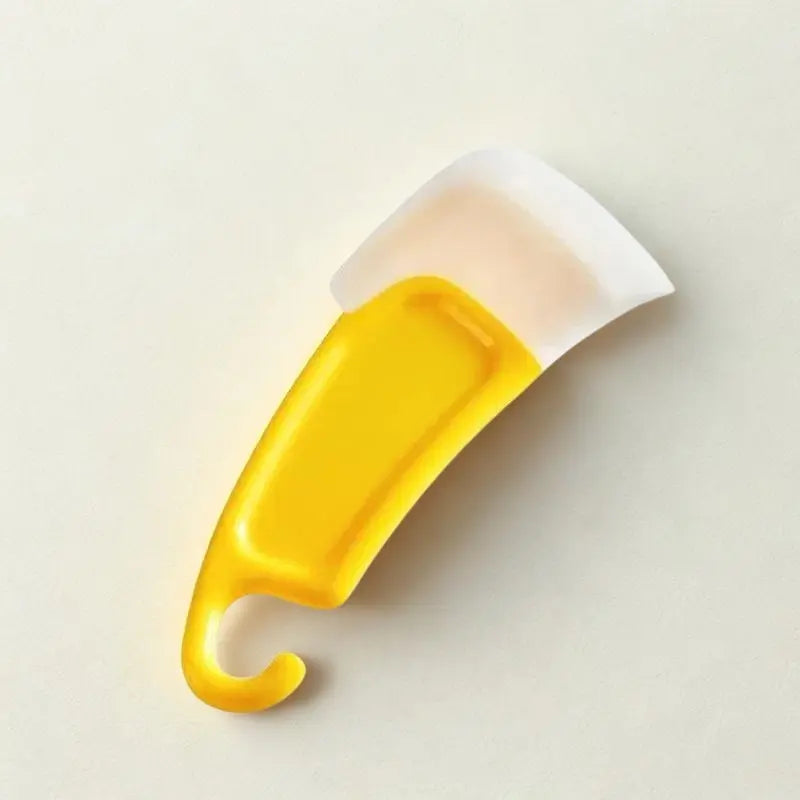 Maryse jaune sur fond blanc