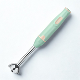 Mixeur turquoise sur fond blanc