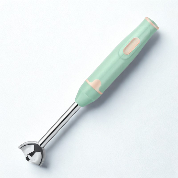 Mixeur turquoise sur fond blanc