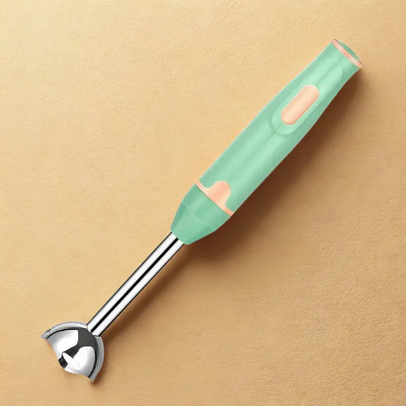 Mixeur turquoise sur fond orange