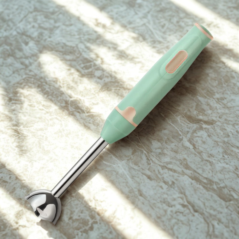 Mixeur turquoise sur fond marbré 