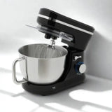 Robot patissier noir sur fond blanc 