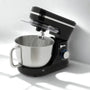 Robot patissier noir sur fond blanc 