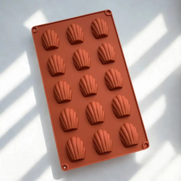 Moule à Madeleines orange sûr fond blanc