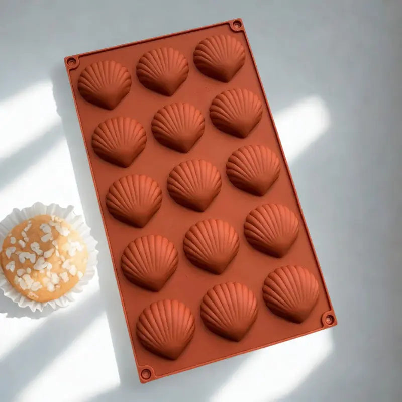 Moule à gâteaux en forme de coquillage  orange sûr fond blanc