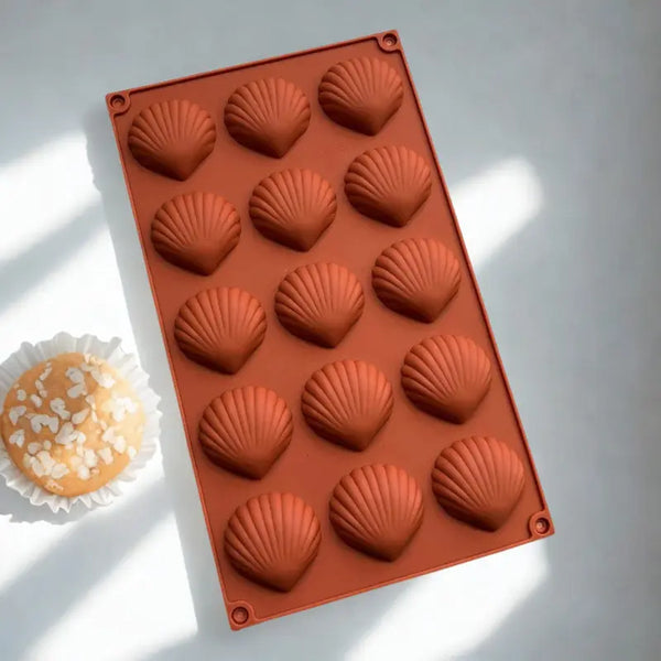 Moule à gâteaux en forme de coquillage  orange sûr fond blanc