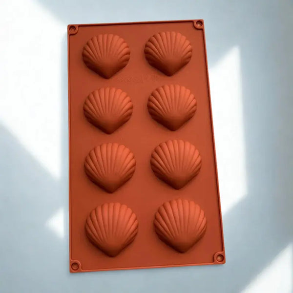 Moule à gâteaux en forme de coquillage  orange sûr fond blanc