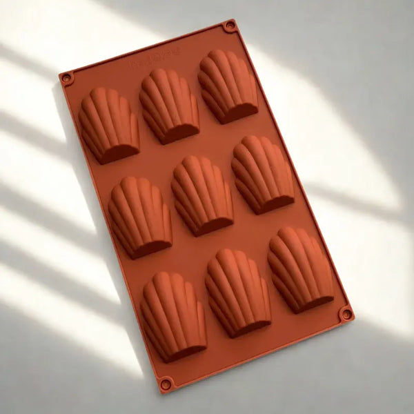 Moule à madeleines orange sûr fond blanc