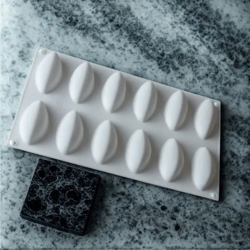 Moule silicone blanc sur marbre blanc et gris