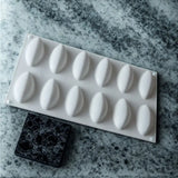 Moule silicone blanc sur marbre blanc et gris