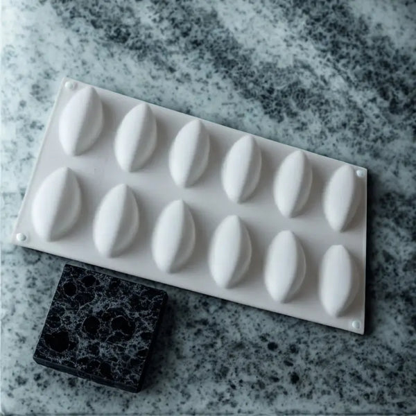 Moule silicone blanc sur marbre blanc et gris