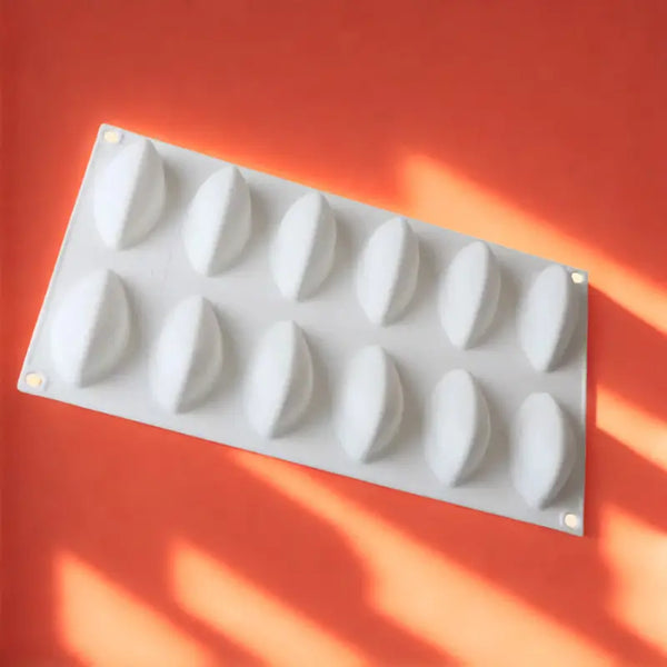 Moule silicone blanc sur fond rouge