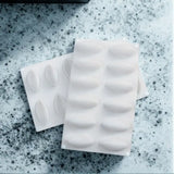 Moules silicone blanc sur marbre blanc et gris