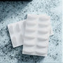 Moules silicone blanc sur marbre blanc et gris