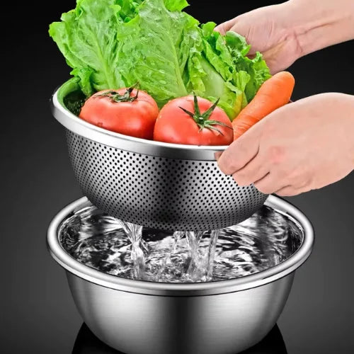 Passoire contenant des légumes tenue par des mains