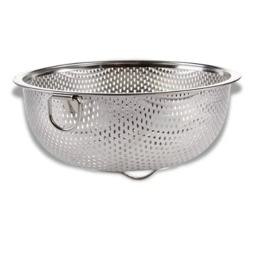 Passoire en acier inoxydable sur fond blanc