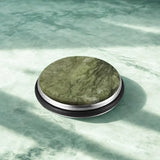 Disque pierre vert sûr fond vert
