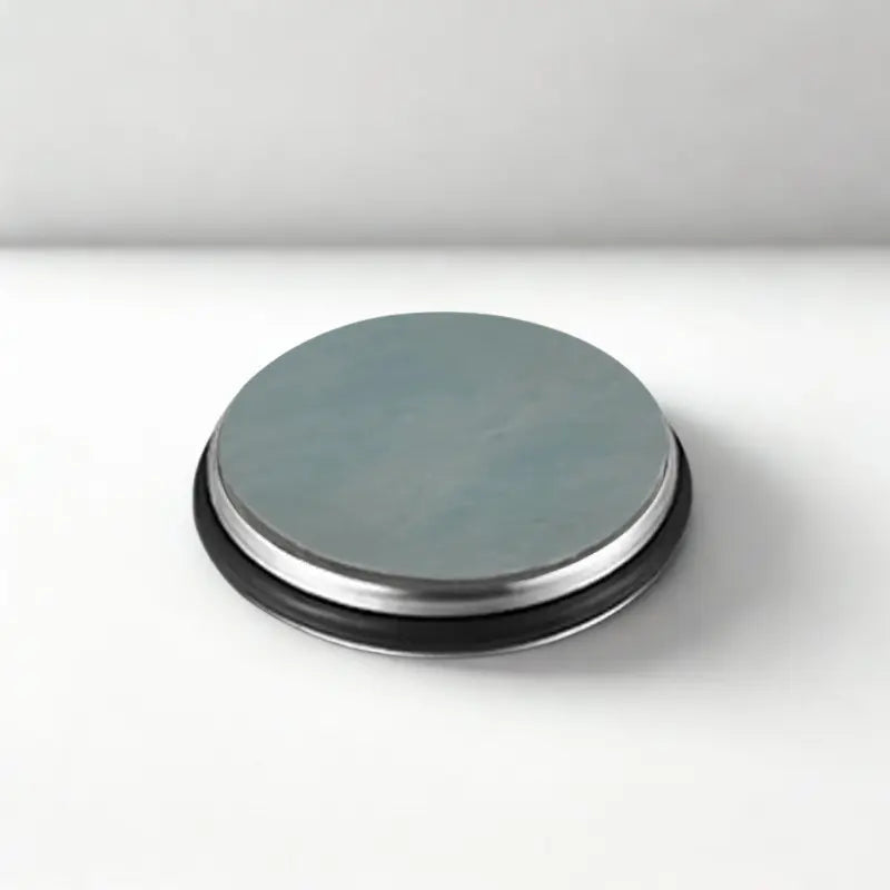 Disque pierre sûr fond blanc