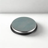 Disque pierre sûr fond blanc