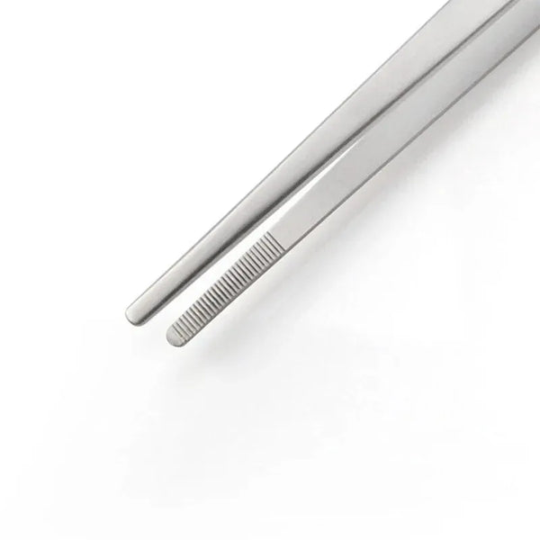 Bout d'une pince à dresser sur fond blanc