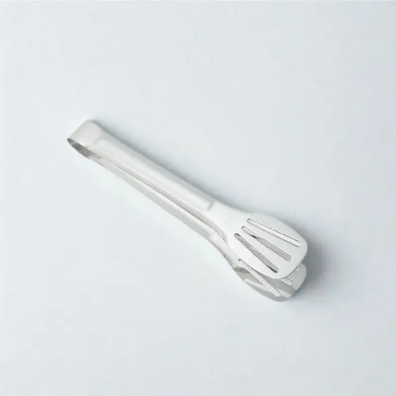 Pince en inox sur fond blanc