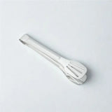Pince en inox sur fond blanc