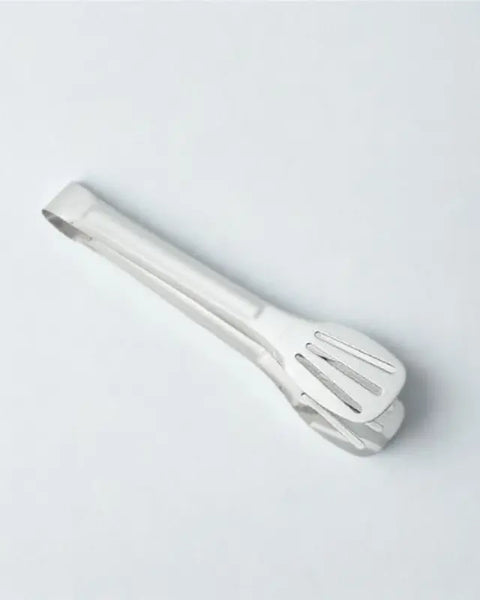 Pince en inox sur fond blanc