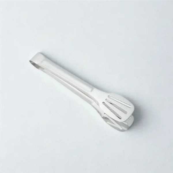 Pince en inox sur fond blanc