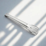 Pince en inox sur fond blanc