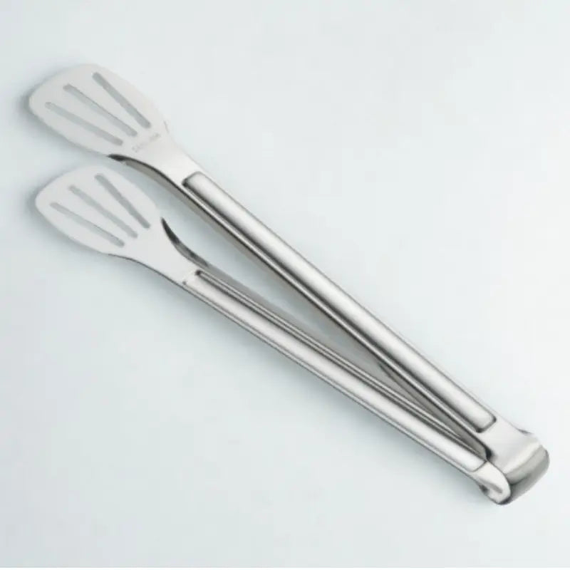 Pince en inox sur fond blanc