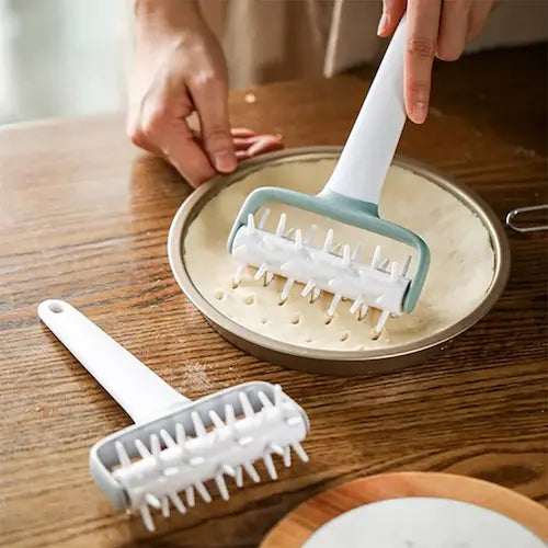 Rouleau pique pâte en action