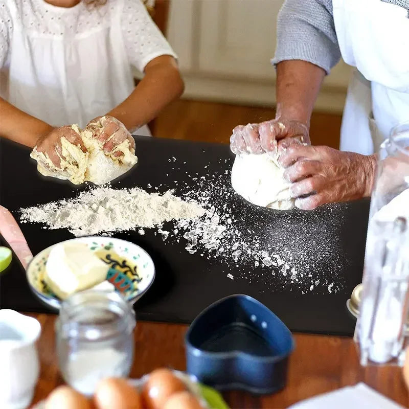 Pétrissage de pâte sur planche noire
