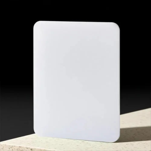 Planches en polyéthylène blanche sur fond noir