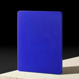 Planches en polyéthylène bleue sur fond noir