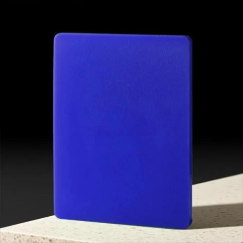 Planches en polyéthylène bleue sur fond noir